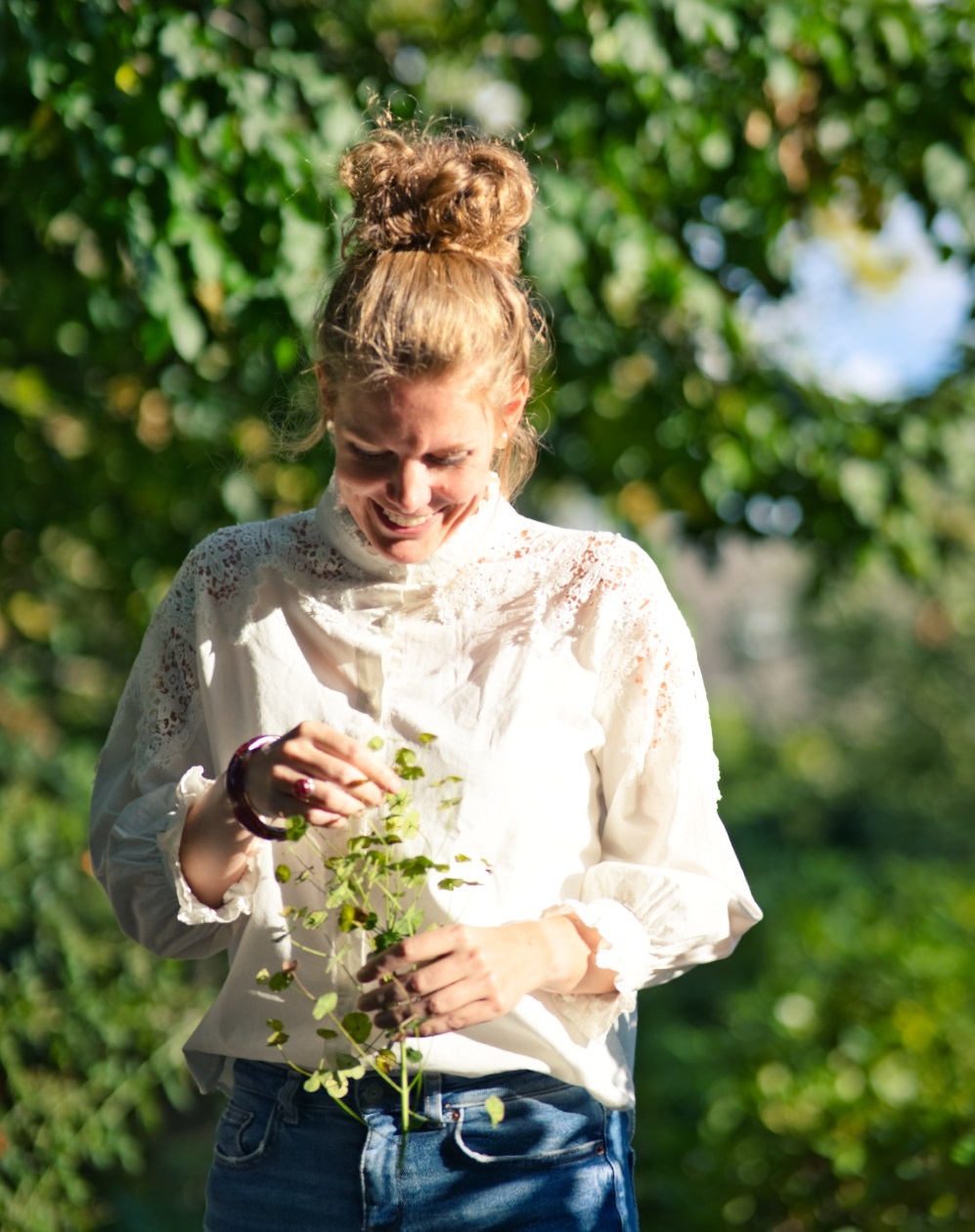 Natuurlijk Suus Suzanne kijkend naar een plantje
