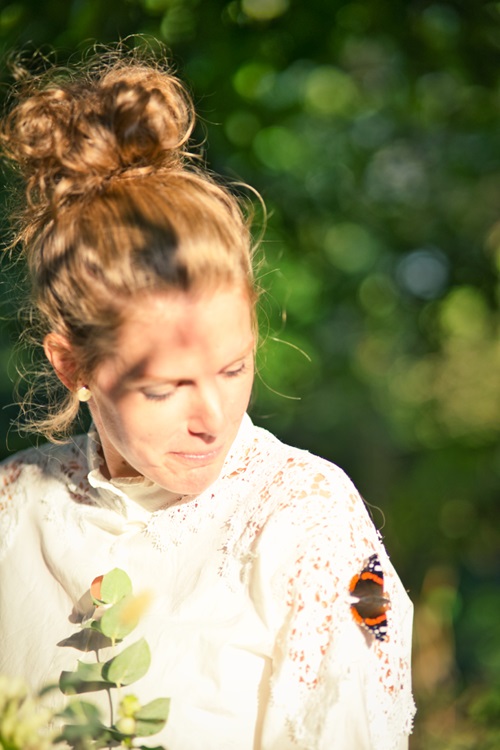 Natuurlijk Suus Suzanne met vlinder op haar schouder