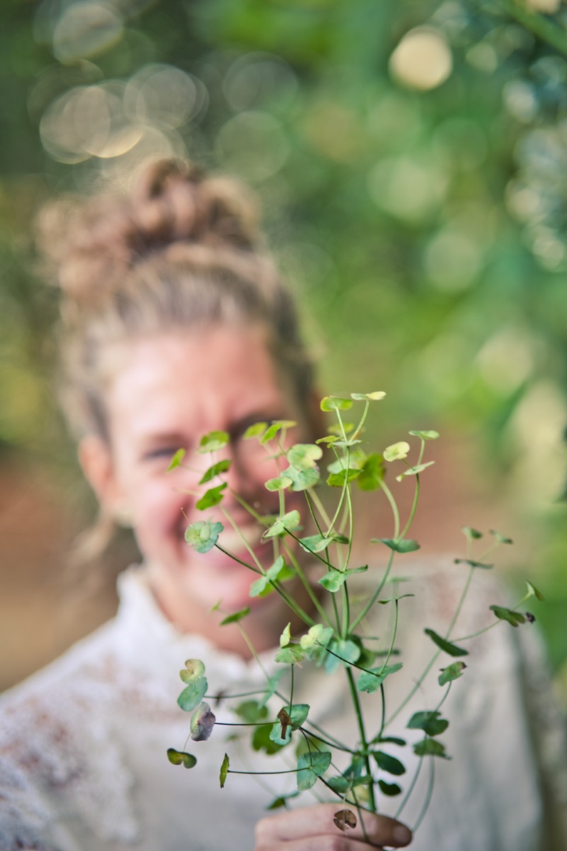 Natuurlijk Suus met plant in haar hand